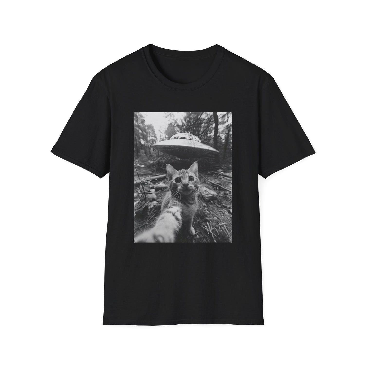 Funny Alien Cat Selfie Halloween T-Shirt - UFO Flying Saucer Cat Graphic Tee