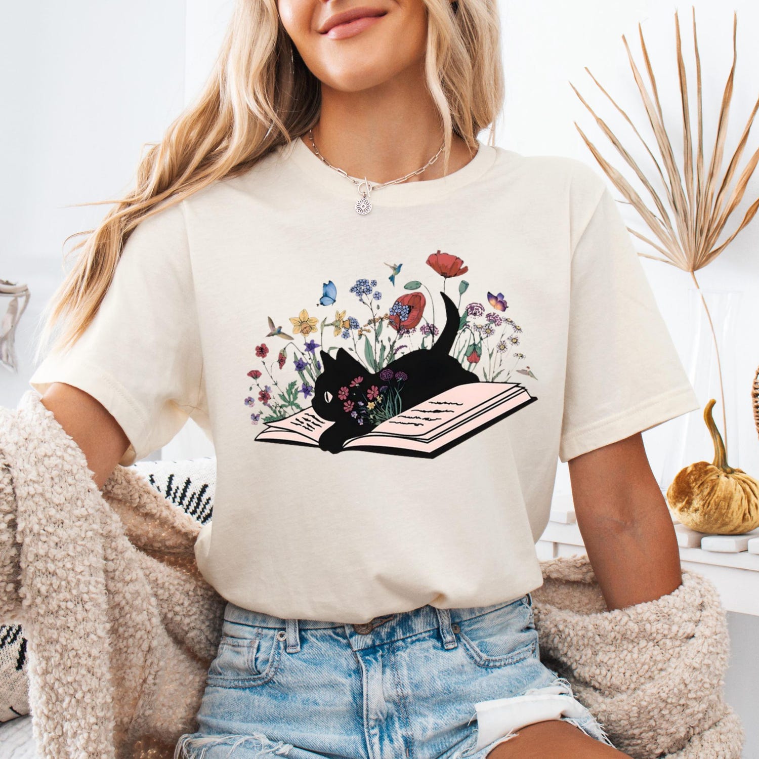 Floral Cat Shirt, Cute Cat Graphic Tee, Vintage Cat Mom Shirt, Aesthetic Cat Lover Gift
