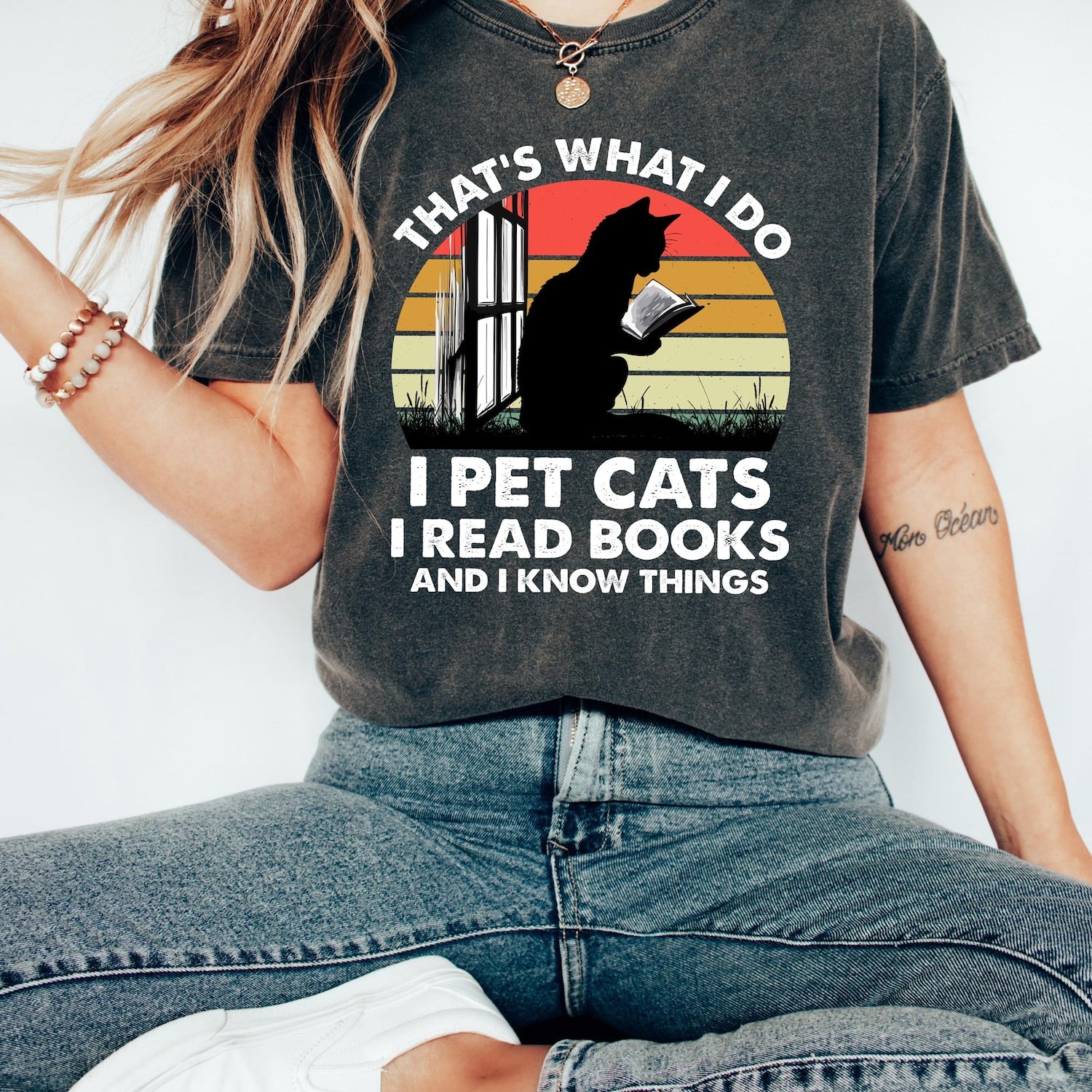 Cats And Books T-shirt, Reader Cat Shirt, That's What I Do I Pet Cats I Read Books And I Know Things Sweatshirt, Bookworm Cat Owner Gift