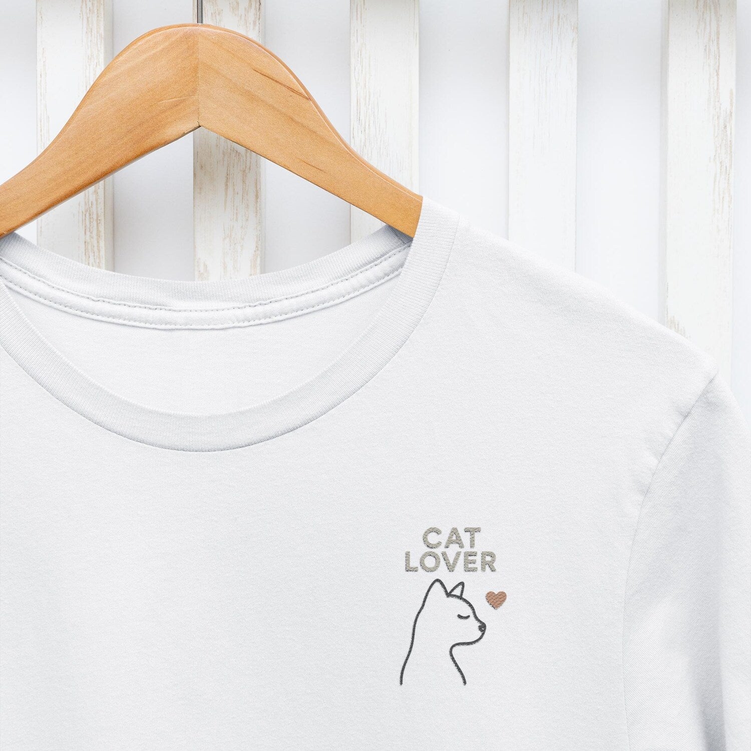 Cat Lover T-Shirt - Minimalist Cat Shirt with Heart I Unisex Cotton Tee I Gift for Cat Lovers and Animal Lovers