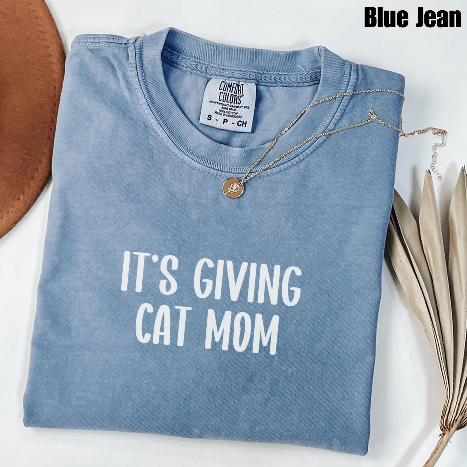 It's Giving Cat Mom Comfort ColorsÂ® Shirt, Cute Cat Mom Era Tee, Cat Lover Gift for Her