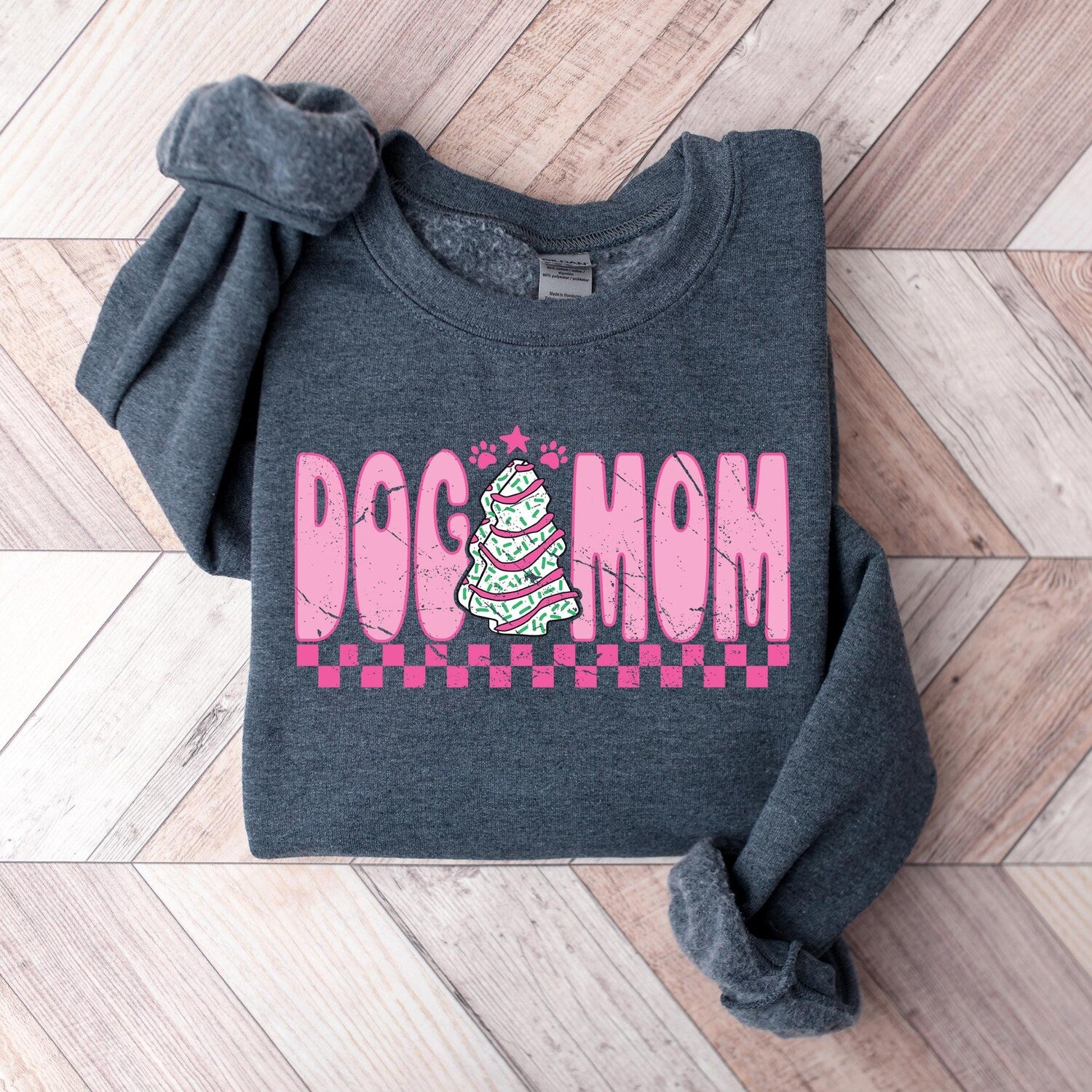 Dog Mom Christmas Sweatshirt, Cute Holiday Pet Lover Tee, Funny Paw Print Dog Mom T-shirt, Festive Retro Checkerboard Outfit Gift For Mom