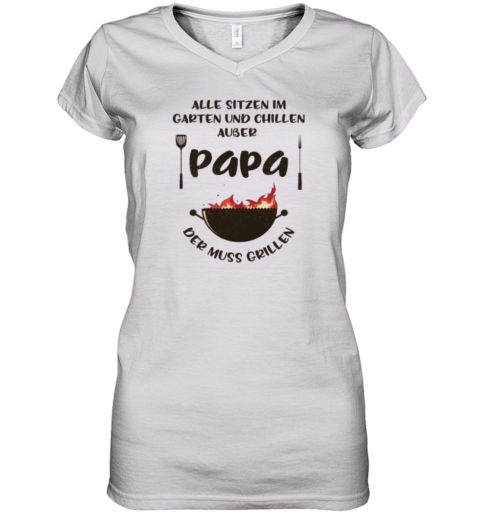 Alle Sitzen Im Garten Und Chillen Auer Papa Der Muss Grillen Women039S V Neck T Shirt